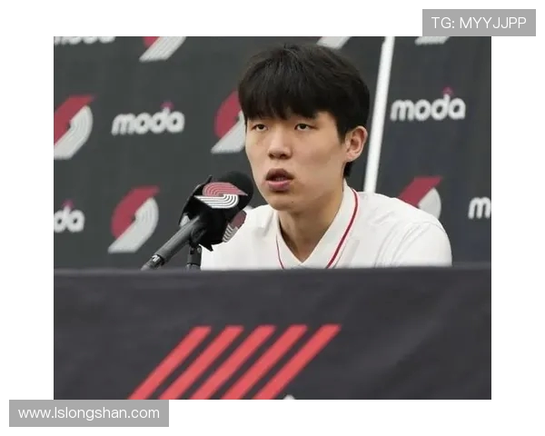 杨瀚森精彩单挑尤班克斯背运转身连招引发观众热烈反响